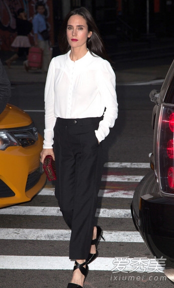 Dakota Johnson明星等黑色西裤搭配 搞定职场装扮5.jpg