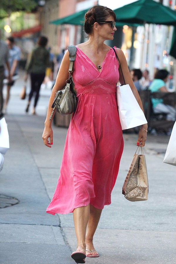 46岁穿粉色 传奇超模海莲娜·克莉丝汀森Helena Christensen 示范完全OK1.jpg
