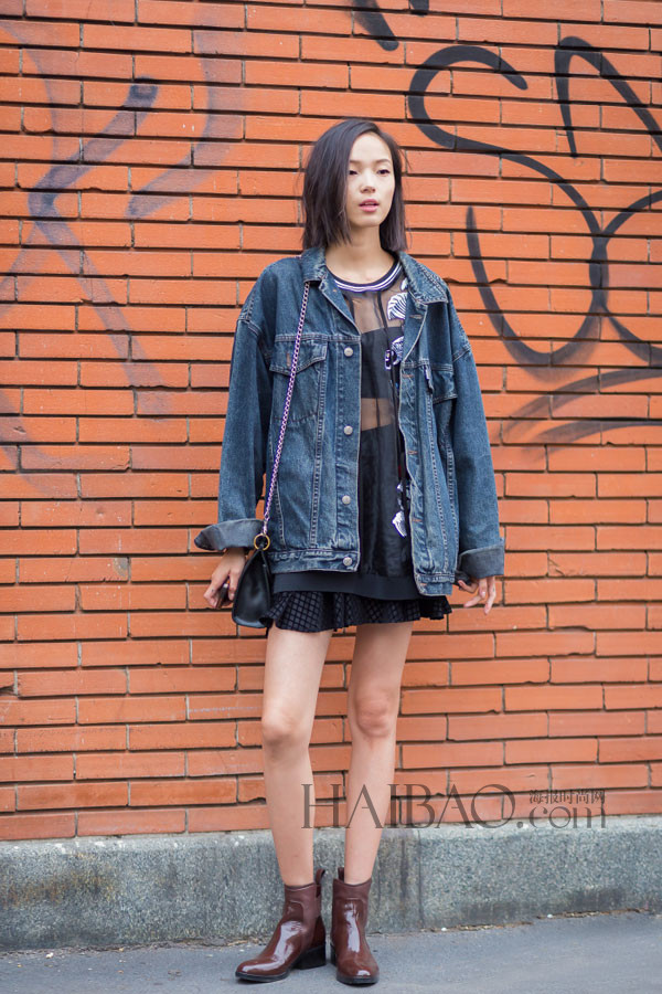 雎晓雯穿男友款牛仔外套0.jpg