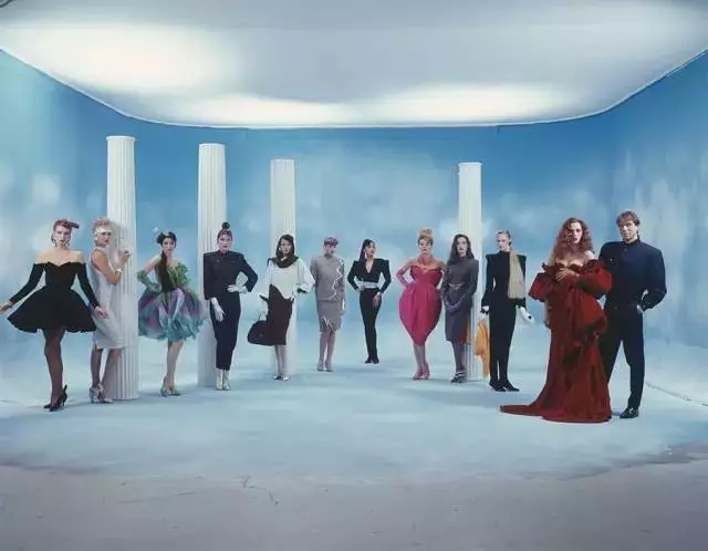 设计师Thierry Mugler与身着他设计的众模特0.jpg