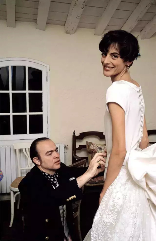 设计师Thierry Mugler与身着他设计的众模特1.jpg