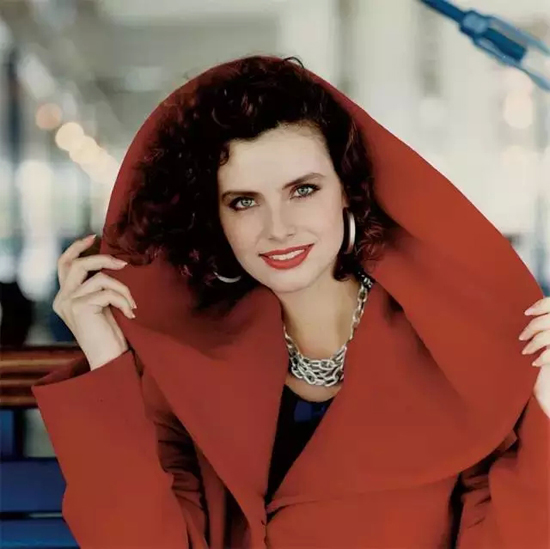 设计师Thierry Mugler与身着他设计的众模特2.jpg