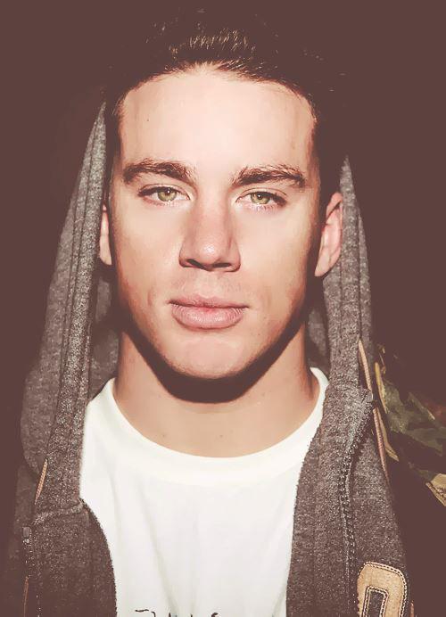 谁说穿帽衫就是女汉子 分分钟穿出女神范儿0.jpg