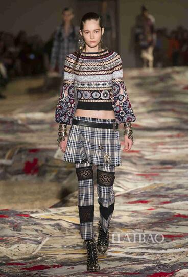 Alexander McQueen 2017春夏巴黎时装秀14.jpg