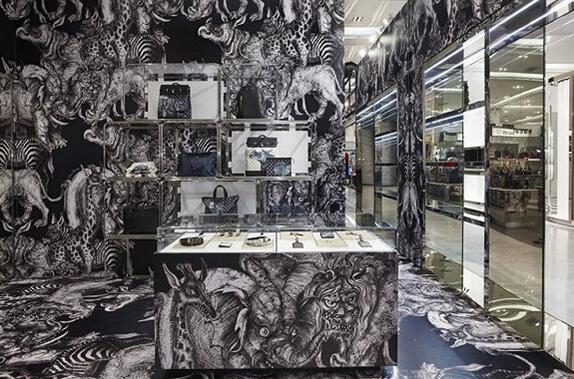 LV在伦敦Selfridges百货开了一家很野性的快闪店1.jpg