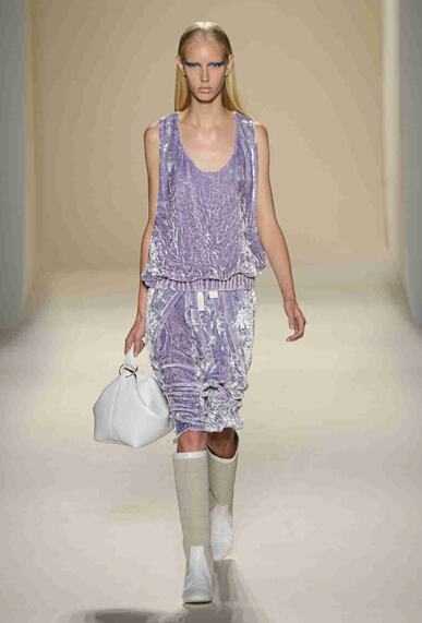 Victoria Beckham2017春夏纽约时装秀 天鹅绒与丝绸编织的性感1.jpg