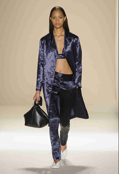 Victoria Beckham2017春夏纽约时装秀 天鹅绒与丝绸编织的性感3.jpg