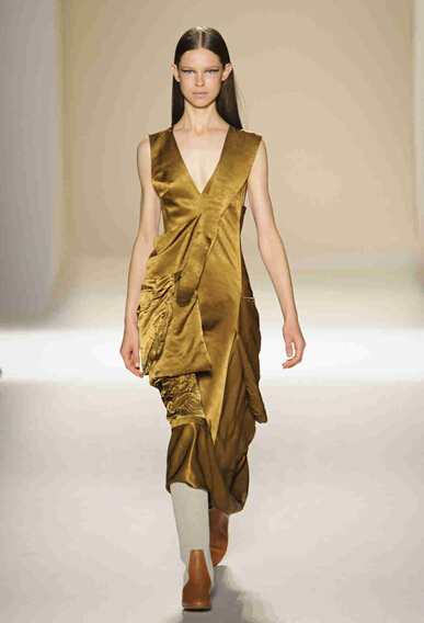 Victoria Beckham2017春夏纽约时装秀 天鹅绒与丝绸编织的性感6.jpg