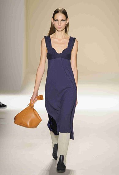 Victoria Beckham2017春夏纽约时装秀 天鹅绒与丝绸编织的性感10.jpg