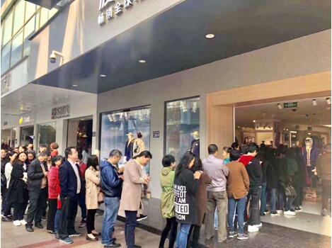 线上抢购线下排队，波司登为何再度火爆？1.jpg
