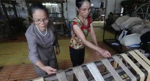 越南人从荷花中抽“丝绸”，用来织成布料 竟比蚕丝更柔软！0.jpg