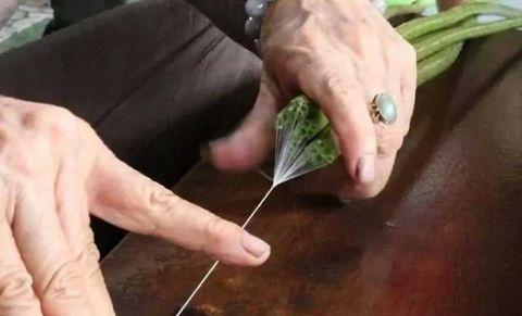 越南人从荷花中抽“丝绸”，用来织成布料 竟比蚕丝更柔软！1.jpg