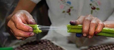 越南人从荷花中抽“丝绸”，用来织成布料 竟比蚕丝更柔软！2.jpg