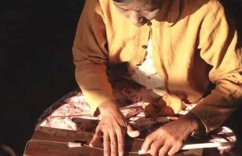 越南人从荷花中抽“丝绸”，用来织成布料 竟比蚕丝更柔软！4.jpg