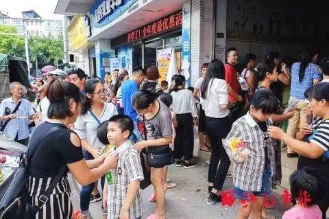 梧州小学生校服再惹争议 权威部门提出回应1.jpg