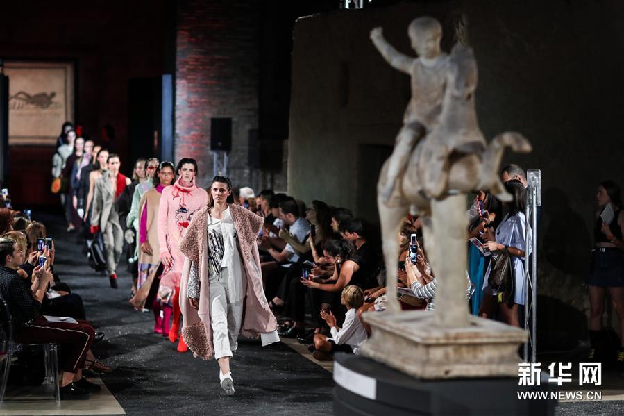 欧洲设计学院毕业时装秀亮相罗马0.jpg