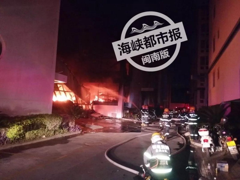 晋江七匹狼厂房昨晚突发大火！现场明火已扑灭0.jpg
