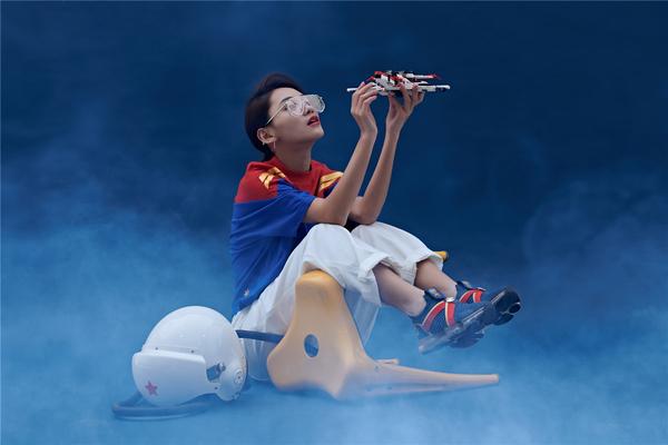 安踏漫威联名女生限定款上线 做自己的SHERO2.jpg